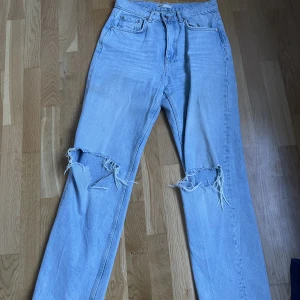 Jeans från Gina - Ljusblåa jeans från Gina Tricot i storlek 38