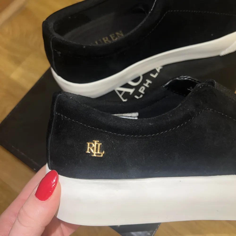 Lauren Ralph Lauren ISLA ATHLETIC SHOE - svarta slip-ins skor. Tyvärr för små för mig. Hade de bara 1 gång på mig. Det står storlek 38, men är 37,5. Skor.
