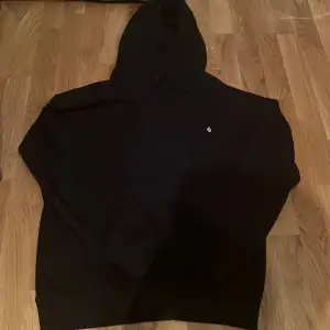 Vablig volcom skate hoodie, använd 1 gång som helt ny och inga flaws, köpt från zalando för 1000kr 