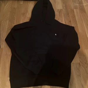 Volcom skate hoodie - Vablig volcom skate hoodie, använd 1 gång som helt ny och inga flaws, köpt från zalando för 1000kr 
