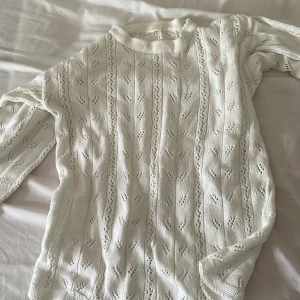 Söt tröja - säljer denna stickade tröja, jätte fin att ha på en sommarkväll, eller när som säljer för 150kr+frakt💕 de är storlek 38-40 men passar xs-s