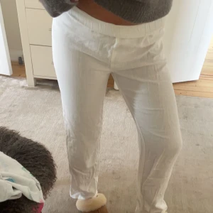 Vita linnebyxor - Vita linnebyxor med resor i midjan från Bianca ingrossos kollektion med Nelly. Helt oanvända. Köptes för 600