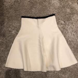 NY oanvänd kjol från ZARA  Storlek S  Djur rökfritt hem