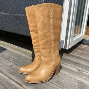 Cowboy boots - Skitsnygga cowboyboots i bra skick. Endast använda några gånger och nypriset ligger på 999kr