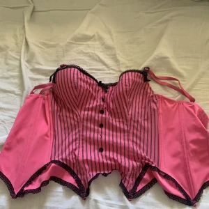 Korsett  - En jätte fin rosa korsett. Passar mig som är en xs . 