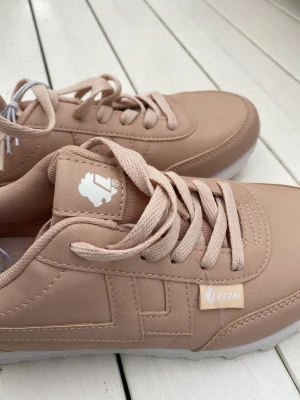Rosa sneakers 🌸🌸 - Aldrig använda rosa sneakers i storlek 41 🌸🌸