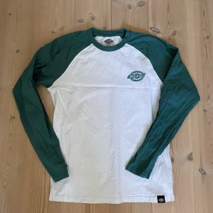 Dickies tröja - Långärmad tröja från Dickies i mycket bra skick!🦋 •Storlek S •Frakt Tillkommer •Nypris 400kr  • Har du några frågor är det bara att skicka ett meddelande, så svarar jag så fort jag kan.☺️ Ha en fin dag!💕♻️
