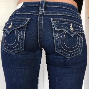 Lågmidjade True Religion Jeans💋 - Superfina lågmidjade och mörkblå True Religion Jeans i jättebra skick🙏🏻lite för korta för mig som är 173