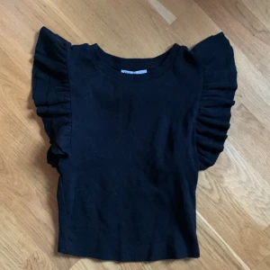 Zara topp med volanger - Jätte fina svart Zara topp med volanger på axlarna
