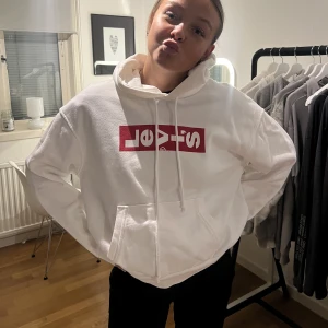 Levis hoodie - Levis hoodie, nyskick och knappt använd. Nypris 800kr