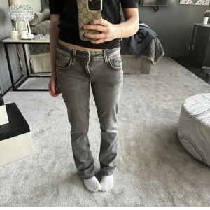 pepe jeans - säljer nu dessa nästan helt oanvända tvär snygga pepe jeans saturn då de är för stora på mig 💖 helt slutsålda men med nypris 949 kr (kontakta för mer beskrivning/bilder)!! *pris går att diskuteras* (lånad bild)