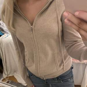 Säljer min näst in till aldrig använda Soft Goat zip hoodie, super fin i beige. Är i storlek L och sitter på mig som normalt sätt är en S lite snyggt oversized. Nypris 2495 kr, budet ligger på 1300 kr💕