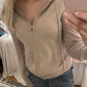 Soft Goat Zip hoodie  - Säljer min näst in till aldrig använda Soft Goat zip hoodie, super fin i beige. Är i storlek L och sitter på mig som normalt sätt är en S lite snyggt oversized. Nypris 2495 kr, budet ligger på 1300 kr💕