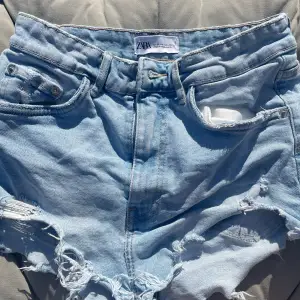 Jätte fina jeanshorts från zara, i storlek 36. Köptes på plick och säljer då dem är lite för stora