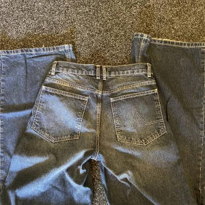 Jeans med vida ben - Blåa jeans med vida ben, använda fåtalet gånger. Mått kan ges privat!