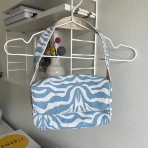 Väska - Väska ficka där bak och även i 💕