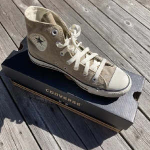 Converse - Säljer dessa converse då de är förstora för mig🤍 Använda vid 1 tillfälle, nyskick 