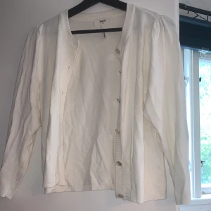 Vit kofta - En snygg kofta från Object i storlek xs. HELT OANVÄND
