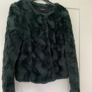 Pälsjacka vero moda  - Grön pälsjacka från Vero Moda (inte äkta päls). som ny i skicket! 