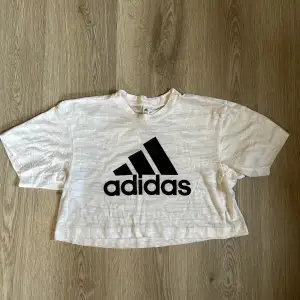 Snygg tröja knappt använd från adidas. 🤍 köp genom köp nu! Gratis frakt i 7 dagar.