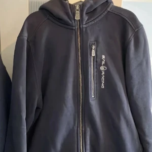 Säljer min sail racing tröja  - Säljer denna tröja i storlek 176 passar som en s. pris 300 hör av dig om du har några frågor 