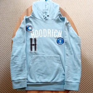 Ljusblå Hoodrich - Ljusblå Hoodrich hoodie i storlek M. PRIS KAN DISKUTERAS! Möts i Stockholm eller fraktas. Snöre saknas!