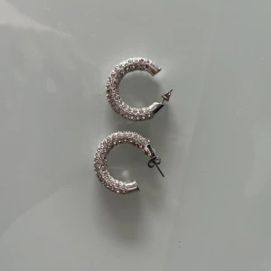 Örhänge  - Fina örhängen från glitter, aldrig använt.