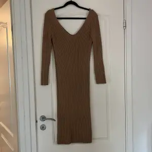 Hej, säljer min stickade klänning från Parisian ASOS i Strl 40. En Beige stickad klänning med V-ringning, lång ärmad med small passform i Strl 40!  