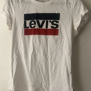 Levis tröja  - Fick denna tröja från en familjemedlem som inte längre ville ha den. Har använt ett par gånger men slutat. Den är rätt så använd men är i bra skick med inga skador 