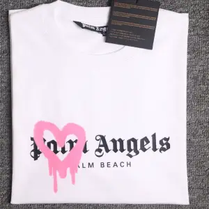 Äkta Vit Palm Angels T-shirt med ett rosa hjärta💗Använd 1 gång, Strl M, Nypris 3199kr. QR-kod finns och den kommer med påsen och alla lappar! Lägg era bud så förhandlar vi😉 *Kan gå ner vid snabbaffär*