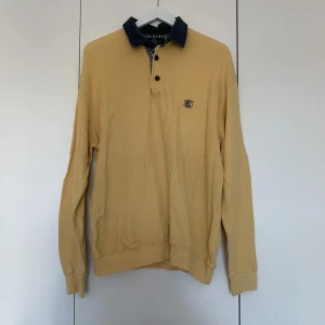 Jumper pale yellow - Aldrig använd tröja i texturerat material. Köpt vintage men för stor för mig så den har aldrig kommit till användning. Blå krage och fina detaljer, perfekt till hösten!!