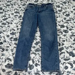 Blåa högmidjade jeans i storlek S/32. Sitter bra på mig som har 38/M i storlek. Har inte kommit till någon större användning och är i fint skick💕