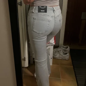WEEKDAY JEANS - Utsålda Flame Low Flared Jeans! Oanvända med lappen kvar och köpta för 590kr från början. De är ungefär mid-waist. Väldigt ljusblå, skulle säga nästan grå i dagsljus. 