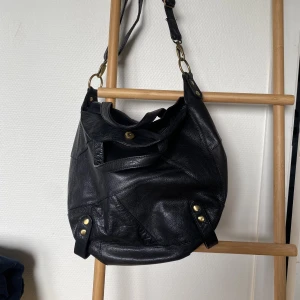 Don Donna väska i skinn  - Såå fin väska skinn med guld detaljer. Mycket bra skick!💕Frakt ingår ej 