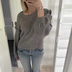Stickad tröja JDY - Stickad tröja med volanger