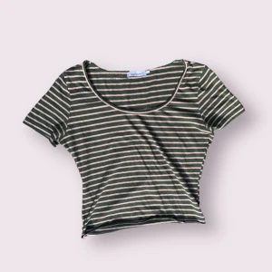 Randig söt top  - Gullig grön- och rosarandig tröja från samsøe samsøe. Råa kanter nedtill. 