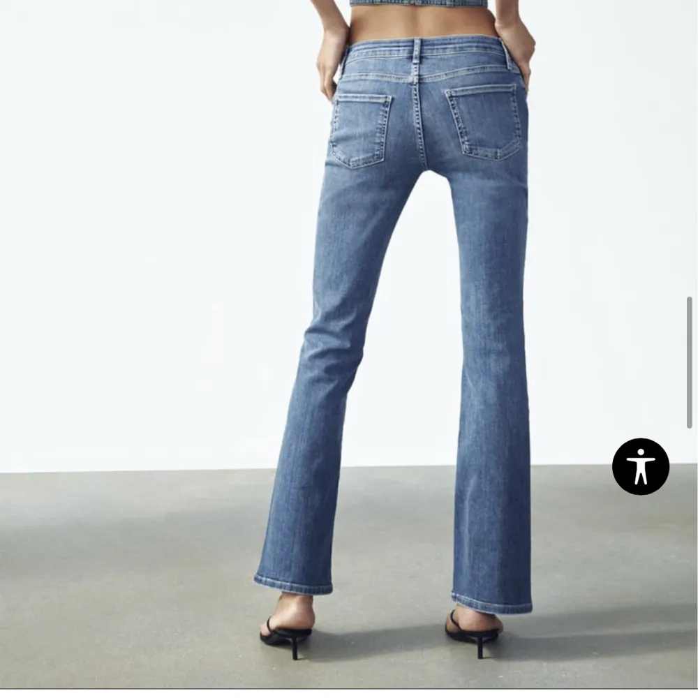 Dessa byxor är slutsålda jeans från zara. De är i mycket bra skick och endast använt ett par enstaka gånger. Säljer då jag har mycket liknande jeans redan. Skriv för fler bilder!💞. Jeans & Byxor.