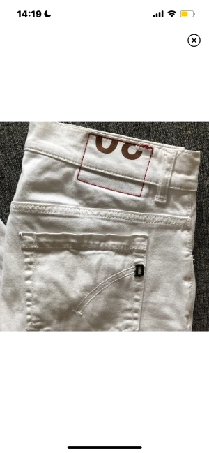 Dondup jeans - Säljer nu ett par vita Dondup jeans i modellen George, storlek 30. Super bra skick.  Hör av er vid fler frågor :)