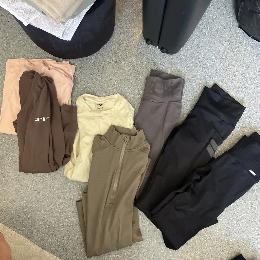 Träningskläder från aimn, stl XS/S Tights - 300kr Toppar - 150kr. Hoodies.