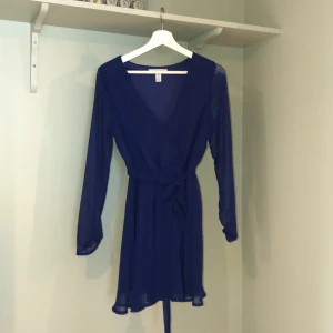 Blå långärmad klänning - Jättefin blå långärmad klänning från Nelly, använt 1 gång