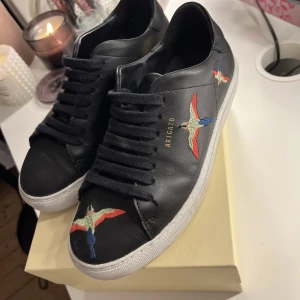 Axel Arigato, Clean 90 Bee Birds- Black  - Säljer mina Arigato då jag inte använt dem på ca 1 år, och när jag väl använde dem var det inte så ofta, dem står bara hemma i hallen så känner att jag vill bli av med dem. Lådan och sko påsen medföljer.