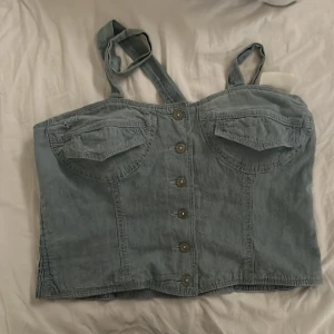 Jeans topp - En skit fin jeanstopp i storlek 38! Jätteskön och sitter fint! Köpt för 375 kr, aldrig andvänd
