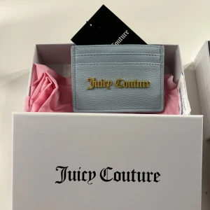 Korthållare (Juicy Couture) - Helt oanvänd korthållare i en fin ljusblå färg. Orginal pris: 550kr!