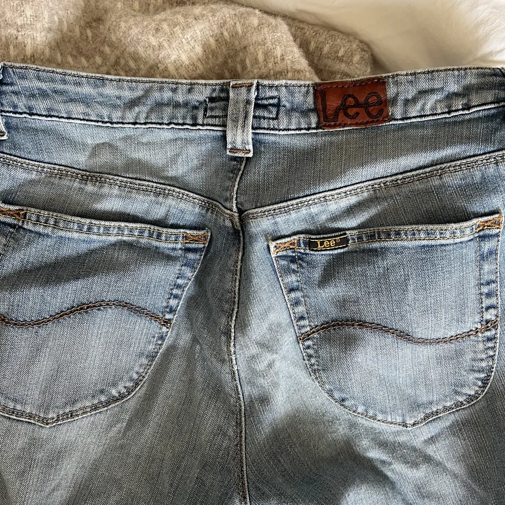 Lågmidjade jeans i ljusblå tvätt från märket lee.. Jeans & Byxor.