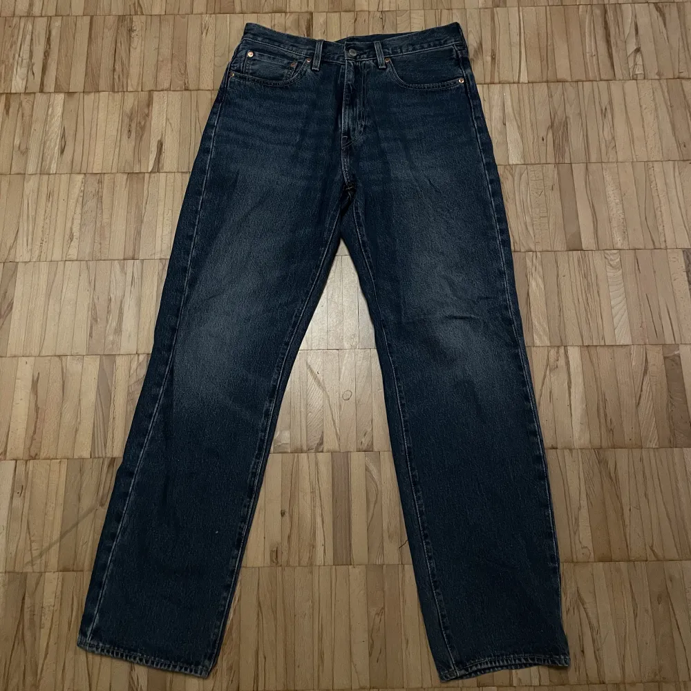 Blåa Levi’s jeans i loose fit. ”Stay Loose”. Använda men i bra skick.  Nypris runt 1300kr. Jeans & Byxor.