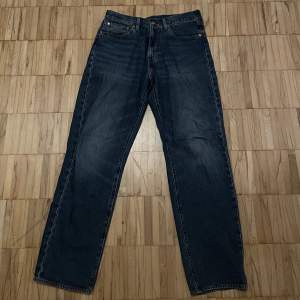 Blåa Levi’s jeans i loose fit. ”Stay Loose”. Använda men i bra skick.  Nypris runt 1300kr