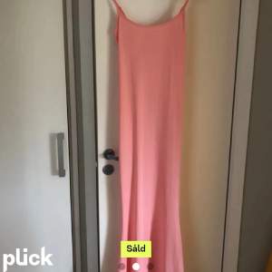 En rosa Maxi klänning som inte kom till andvändning köpt på Plick så skön och fin 