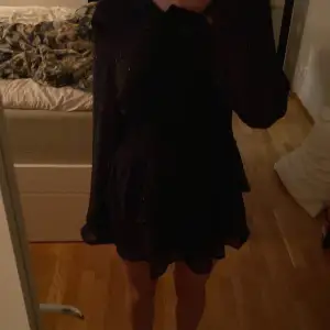 svart klänning med glitterpaljetter på, perfekt till nyår 🫶🏻 