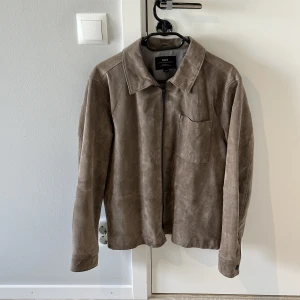 Jofama/Bläck mockajacka - Stor flyttstädning Alla plagg i storlek S-M och passar ca 1.70-185cm samt 70-83kg  Finns i Uppsala