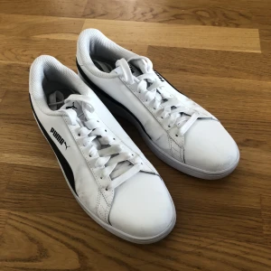 Pumaskor strl. 42 - Vita Pumaskor i fint skick.